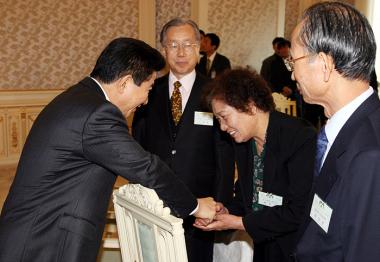 지난1월19일 ‘제20주년 6월 민주항쟁 관련인사 초청 오찬 간담회’에서 노무현 대통령이 오찬 간담회에 앞서 고 이한열 열사 어머니인 배은심씨를 격려하고 있다<청와대 사진자료>