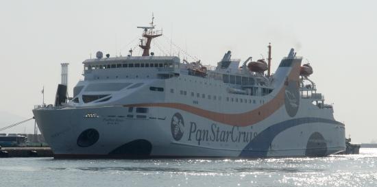 여수신항에 입항한 국내 연안크루즈선 팬스타허니호 정박모습.<br />