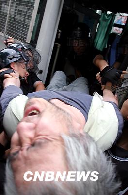 박경석 장애인차별철폐연대 집행위원장이 23일 종로구청 앞에서 진행된 집회 이후 경찰에 강제로 연행되면서 절규하고 있다. (사진=권희정 기자)