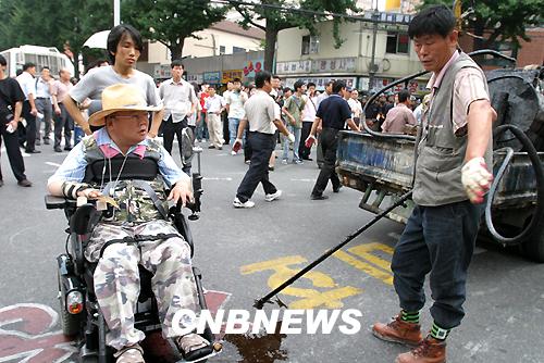 집회 이후 종로구청 직원들과 청소 용역 직원들은 종로구청 앞 도로 바닥에 쓰여진 항의 문구를 지우고, 집회 장비를 탈취해 집회 참가자들을 극도로 흥분시켰다. (사진=권희정 기자)