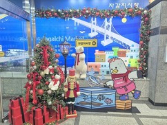 자갈치시장, 크리스마스 분위기로 새 단장…연말 쇼핑에 재미 더한다