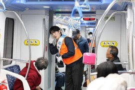“안전승무원이 찾아갑니다”…부산교통공사, 4호선 열차 승객 행동요령 시연