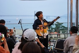 광안리에 찾아온 봄…‘삼진포차’ 장범준 공연 열기