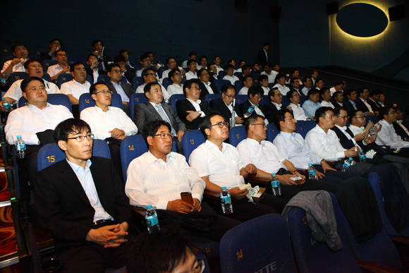 한화건설(대표이사 이근포)은 지난 4일 이근포 사장을 비롯한 임원 및 팀장, 현장소장 130여명이 참석한 가운데 영화 ‘명량’을 관람했다. (사진=한화건설)