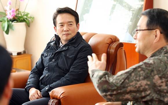 18일 오후 해군 제2합대사령부를 방문한 남경필 경기도지사가 박성배 해군2함대 사령관과 환담을 나누고 있다.(사진=경기도 제공)