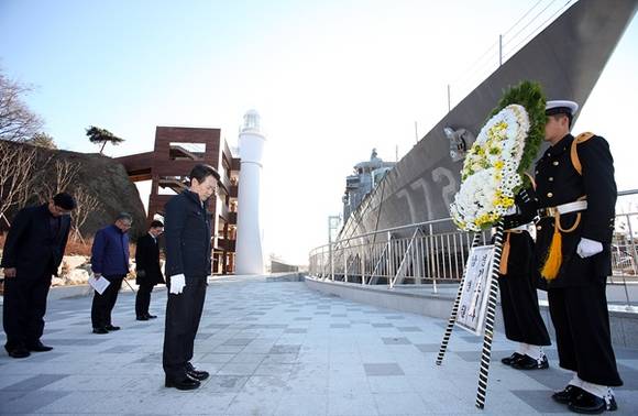 남경필 경기도지사가 천암함 헌화를 하고 있다.