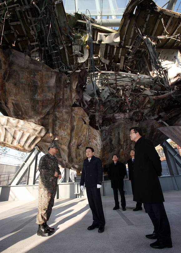 해군 제2합대사령부를 방문한 남경필 경기도지사가 공재광 평택시장과 천암함 헌화를 하고 전시관을 관람하고 있다.(사진=경기도 제공)