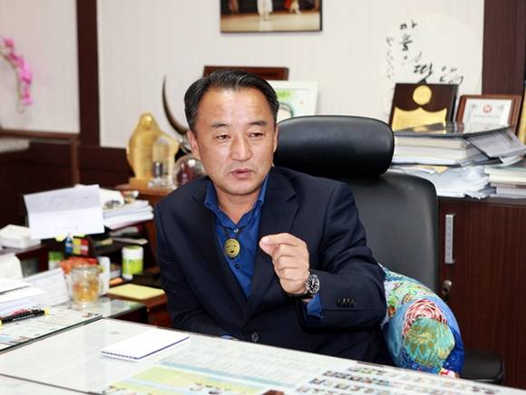 황은성 안성시장은 기업들이 온갖 규제로 기업 활동에 많은 걸림돌로 작용하고 있다며 과감한 규제 개혁을 실현해 기업하기 좋은 안성시를 만들어가겠다고 말하고 있다.(사진=안성시 제공)