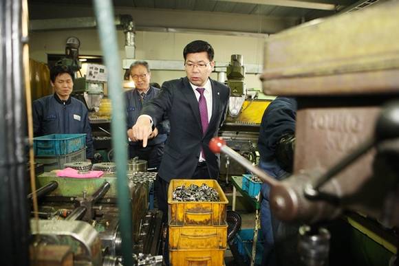 공재광 평택시장이 (주)영창정공을 방문해 생산 현장을 둘러보고 있다.(사진=평택시 제공)
