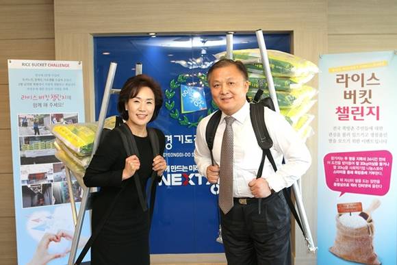 쪽방촌 주민들을 돕기 위한 기부릴레이 행사인 라이스버킷 챌린지 캠페인에 동참한 민경원 경기도경제단체연합회 사무총장(사진 왼쪽)과 최규진 경기도체육회 사무처장(사진 오른쪽)