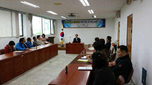 (사진제공=거제시) 아주동 주민자치위원회에서 윤종암 거제소방서장을 초청해 강연회와 심폐소생술 교육을 개최했다