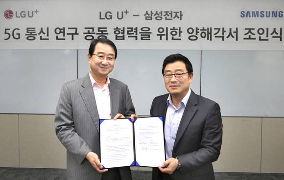 LG유플러스 김선태 SD본부장(오른쪽)과 삼성전자 박동수 네트워크사업부 개발팀장(왼쪽)이 상호 협력을 위한 양해각서(MOU)에 서명한 후 포즈를 취하고 있다.(사진 제공: LG유플러스)