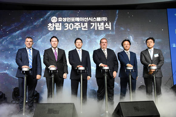 25일 저녁 서울 서초구 반포동 세빛섬에서 열린 ‘효성인포메이션 창립 30주년 기념식’에서 (왼쪽부터) 바질 보툴라스 히타치 데이터 시스템즈 아시아태평양 세일즈 운영 부사장, 조현상 효성 부사장, 조현준 효성 정보통신PG장(사장), 마크 애블릿 히타치 데이터 시스템즈 아시아 태평양 총괄부사장, 전홍균 효성인포메이션시스템 대표이사, 김봉구 효성인포메이션시스템 공공1팀장이 비전선포식을 갖고 있다.(사진제공=효성)