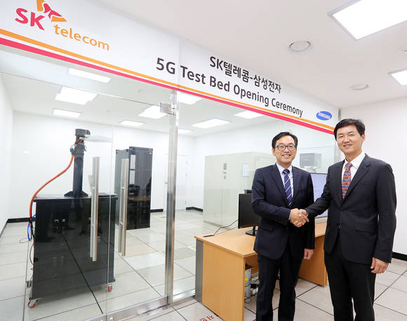 SK텔레콤이 삼성전자와 협력해 분당 종합기술원에 5G 핵심 기술인 ‘초고주파 광대역 밀리미터파’의 연구·개발을 위한 시스템 구축을 완료했다. 이날 시스템 구축 세레모니에 참석한 SK텔레콤 최진성 종합기술원장(왼쪽)과 삼성전자 DMC 연구소 전경훈 부사장. (사진제공=SK텔레콤)