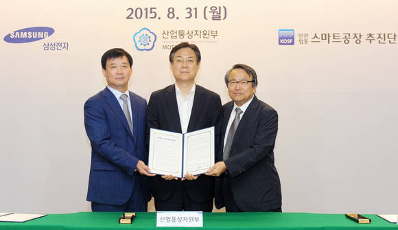 31일 대한상공회의소의에서 열린 ‘산업부-삼성전자 스마트공장 보급-확산 협력 업무 협약식’에 참석한 (왼쪽부터) 김종호 삼성전자 사장, 이관섭 산업통상자원부 1차관, 박진우 민관합동 스마트공장 추진단장. (사진제공=삼성전자)