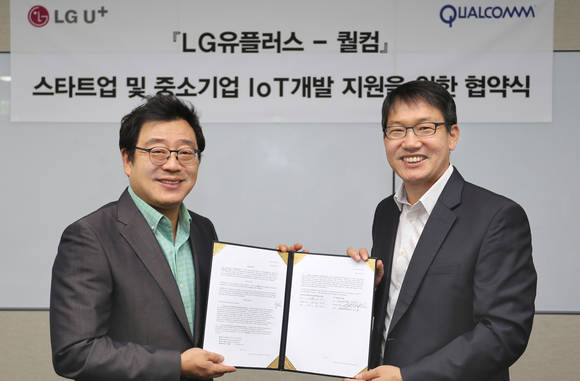 LG유플러스 용산 신사옥에서 열린 ‘스타트업 및 중소기업 IoT개발 지원을 위한 협약식’ 에서 LG유플러스 김선태 부사장(왼쪽)과 퀄컴코리아 이태원 부사장이 업무협약을 맺고 있다. (사진제공=LG유플러스)