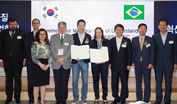 15일 대구창조경제혁신센터 출범 1주년 기념식에서 삼성과 브라질 혁신기업협회(ANPROTEC)가 벤처, 스타트업 발굴 및 육성 협력을 위한 계약을 맺었다. (왼쪽 다섯번째부터 김선일 대구창조경제혁신센터장, 프란시스 가르시아 브라질 혁신기업협회 의장, 권영진 대구시장, 이상훈 삼성전자 사장). (사진제공=삼성전자)