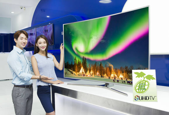 삼성전자 모델들이 한국녹색구매네트워크가 선정한 ‘올해의 녹색상품’ 상을 받은 삼성 SUHD TV를 소개하고 있다. (사진제공=삼성전자)