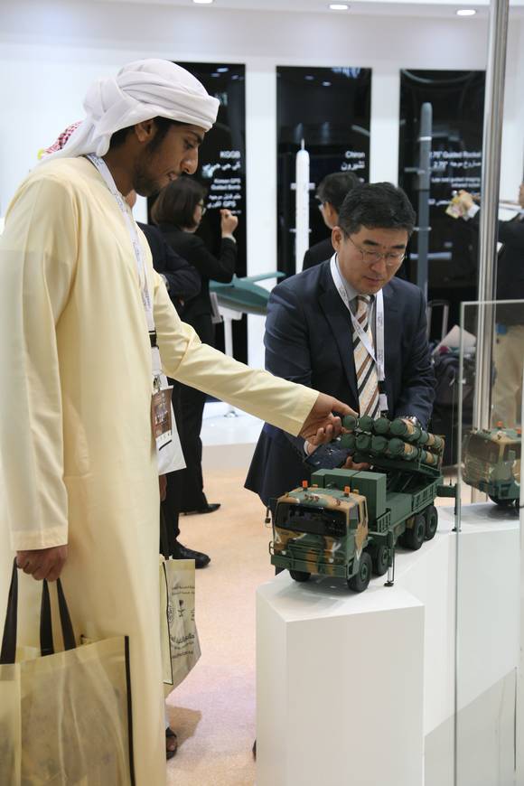 LIG넥스원이 지난 2월 22일(현지시각) 아랍에미리트(UAE) 아부다비에서 개막된 국제 방위산업전시회 'IDEX 2015'에 참가, UAE 군 관계자를 비롯한 중동지역 국가 군 관계자들을 대상으로 정밀유도무기 등 최첨단 무기체계와 세계적 수준의 R&D 기술 역량을 알리고 있다. (사진제공=LIG넥스원)
