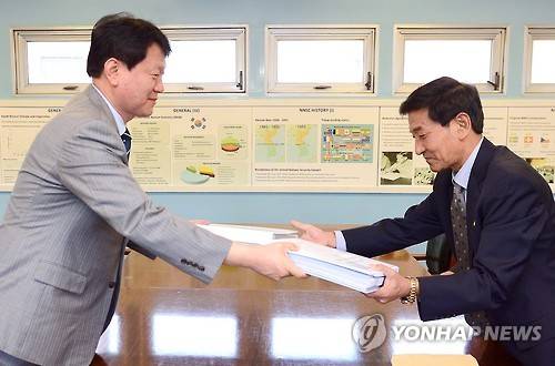 남측과 북측 연락관들이 15일 오후 판문점에서 이산가족 생사확인 의뢰서를 교환하고 있다. 남측 의뢰서에는 일반 이산가족 200명과 국군포로 이산가족 50명의 주소와 나이, 이름, 북측 가족 관계 및 이름 등이 적힌 명단이 포함됐다. (사진=연합뉴스)