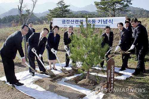 현정은 현대그룹 회장(왼쪽 세 번째)이 지난해 11월18일 금강산에서 열린 관광재개 기원 공동 식수행사에서 원동연 북한 조선아시아태평양평화위원회 부위원장(왼쪽 두 번째), 조건식 현대아산 사장(왼쪽 네 번째)과 함께 식수하고 있다. (사진=연합뉴스)