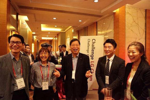 중국 베이징 샹그릴라 호텔에서 열린 채용행사를 주관한 LG화학 박진수 부회장(가운데). (사진제공=LG화학)