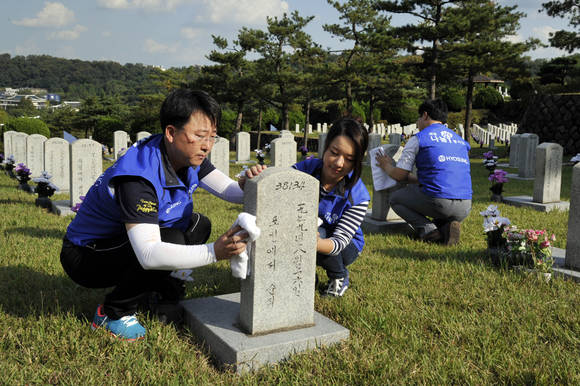 효성 임직원들이 국립서울현충원을 방문해 묘역 정화활동을 하고 있다. (사진제공=효성)