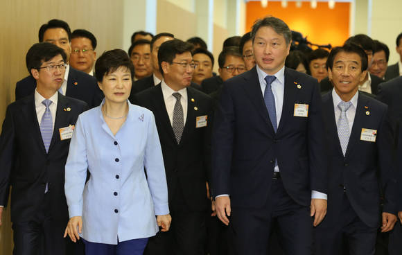 지난달 25일 경기도 이천시에서 열린 SK하이닉스 M14 반도체공장 준공 및 미래비전 선포식을 마친 박근혜 대통령과 최태원 SK회장 등 참석자들이 공장 내부로 이동하고 있다. (사진=연합뉴스)