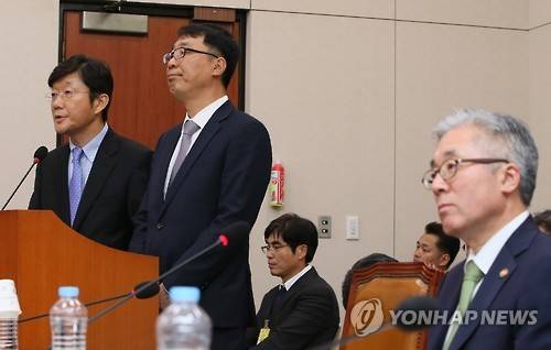 이병선 카카오 이사(왼쪽)와 윤영찬 네이버 이사가 7일 국회 교육문화체육관광위원회에서 진행된 국정감사에서 포털 뉴스와 관련한 질의에 답변하고 있다. 오른쪽은 김종덕 문화체육관광부 장관. (사진=연합뉴스)