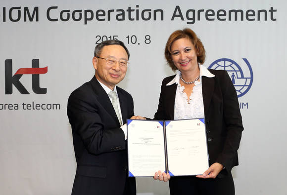 글로벌 기가스토리를 위한 KT-IOM간 업무 협약을 맺은 KT 황창규 회장(왼쪽)과 IOM 로라 톰슨 부사무총장. (사진제공=KT)