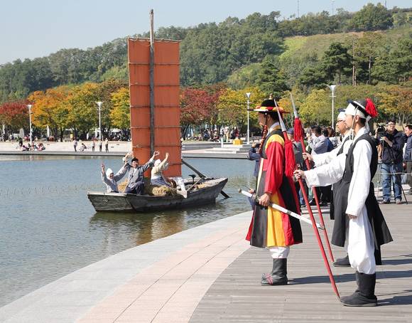 월드컵공원 내 난지연못에서 새우젓 입항 장면을 재현하고 있다. (사진제공=마포구청)