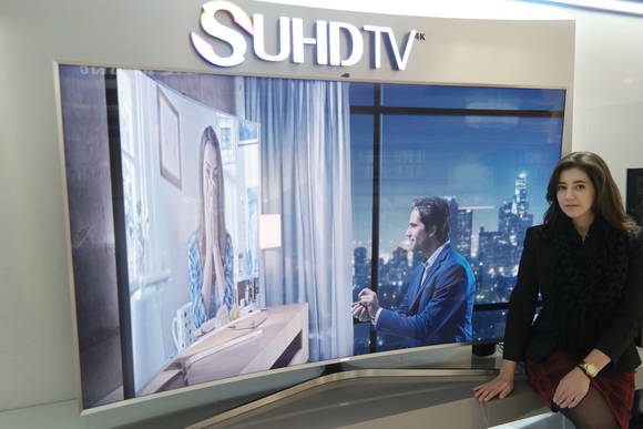 삼성 스마트 TV 디지털 캠페인 ‘올웨이즈 온’을 기획한 삼성전자 중남미총괄 마케팅 매니저 ‘아나 카롤리나(Ana Carolina Leme)’가 신규 스토리 ‘메모리’ 영상을 선보이고 있다. (사진제공=삼성전자)