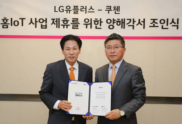 LG유플러스 류창수 홈솔루션사업담당(오른쪽)과 쿠첸 이재성 사업부장(왼쪽)이 양해각서를 체결하고 있다. (사진제공=LG유플러스)