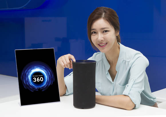 삼성전자 모델이 26일 삼성동 코엑스에 위치한 삼성 갤럭시 존에서 무선 360 오디오 ‘R1’을 소개하고 있다. (사진제공=삼성전자)