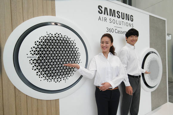 삼성전자 모델들이 바람의 방향을 조절하는 블레이드를 없애고 부스터 팬을 세계 최초로 내부에 적용해 직접 닿는 찬바람의 불쾌감을 없앤 삼성 ‘360 카세트’를 소개하고 있다. (사진제공=삼성전자)