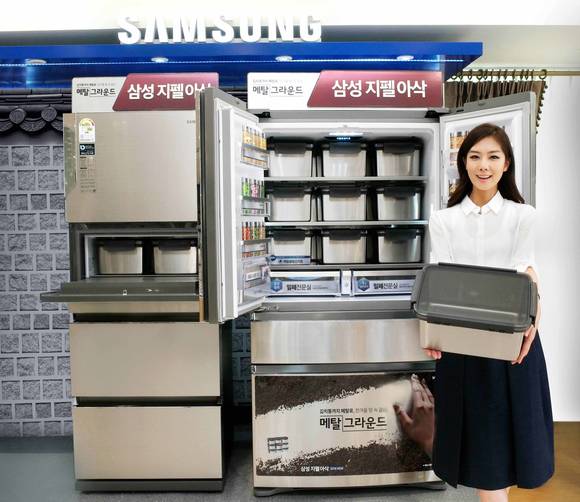 삼성전자 모델이 28일 논현동 삼성 디지털프라자 강남본점에서 2016년형 삼성 ‘지펠아삭’ 김치냉장고를 소개하고 있다. (사진제공=삼성전자)