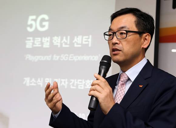 SK텔레콤 최진성 종합기술원장이 ‘5G글로벌 혁신센터’를 전초기지로 삼아 2020년 5G 세계 최초 상용화를 달성하겠다는 자신감을 밝혔다. (사진제공=SK텔레콤)