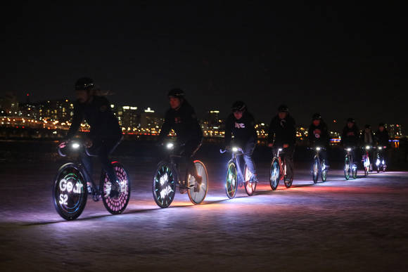 서울 한강시민공원 반포 지구에서 라이더들이 ‘기어 S2’의 다양한 혁신 기능을 BMX 자전거의 원형 휠로 표현하고 있다. (사진제공=삼성전자)