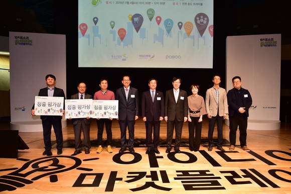 (왼쪽부터) 헬로긱스 이신영 대표, 에스앤지텍 김태웅 대표, 네이처글루텍 김명호 대표, 고형권 창조경제추진단 단장, 유정복 인천광역시장, 권오준 포스코 회장, 인벤티지랩 김주희 대표, 에스비랩스 이창호 대표 ,힉스컴퍼니 이선오 대표. (사진제공=포스코)
