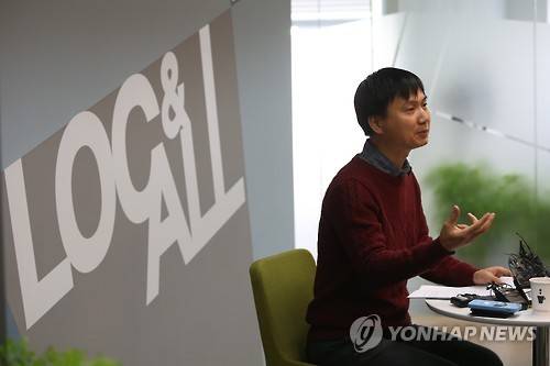 모바일 내비게이션 서비스 김기사를 운영하는 록앤올의 박종환 공동대표가 3일 오전 서울 역삼동 록앤올 본사에서 SK플래닛으로부터 지적재산권 침해 혐의로 소송을 당한 것과 관련해 입장을 밝히고 있다. (사진=연합뉴스)