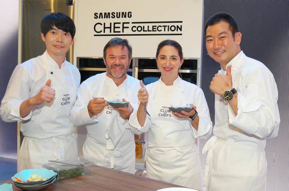 독일 베를린에서 개최된 2015 IFA(세계 가전제품 박람회)의 삼성전자 ‘시네 드 셰프 쇼’ 행사장에서 (왼쪽부터)이충후, 미셸 트로와그로, 엘레나 아르삭, 임기학 셰프가 기념사진을 찍고 있다. (사진제공=삼성전자)