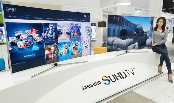삼성전자 모델이 ‘지스타 2015’에서 삼성 SUHD TV로 즐기는 게임 서비스를 소개하고 있다. (사진제공=삼성전자)