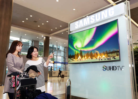 삼성전자가 55인치 SUHD TV(UN55JS9000)를 인천공항 이용객들에게 선보였다. (사진제공=삼성전자)