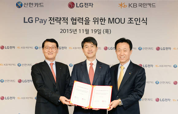 LG전자가 19일 여의도 트윈타워에서 신한카드, KB국민카드와 차세대 모바일 결제 서비스 ‘LG페이’를 위한 전략적 업무 제휴를 체결했다. (왼쪽부터) 위성호 신한카드 대표이사, 조준호 LG전자 MC사업본부장, 김덕수 국민카드 대표이사. (사진제공=LG전자)