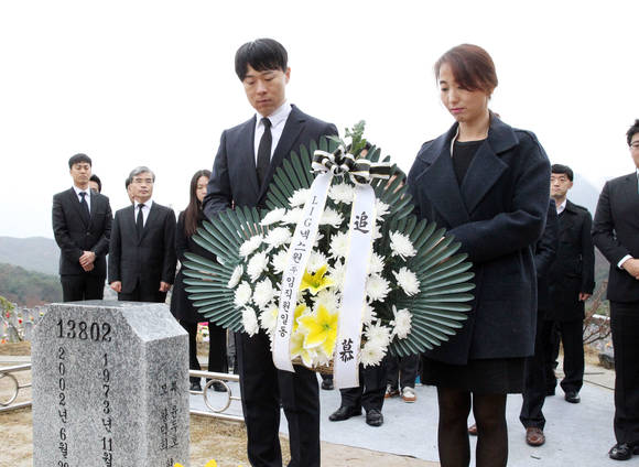 19일 연평도 포격전 5주기를 앞두고 LIG넥스원 임직원 대표 40여 명이 국립대전현충원을 방문, 연평도 포격전 전사자 묘역을 찾아 참배·헌화하며 추모했다. (사진제공=LIG넥스원)