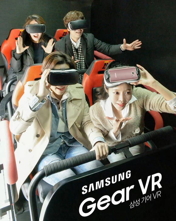 삼성전자 모델이 서울 마포구에 홍대 상상마당에서 '기어 VR' 4D 가상현실 체험 행사를 소개하고 있다. (사진제공=삼성전자)