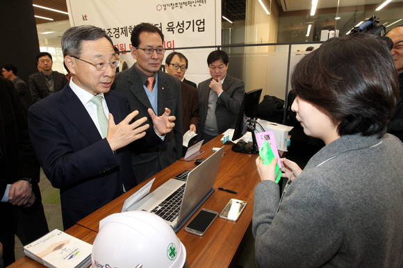 KT 황창규 회장과 247코리아 이화정 대표가 호신용 스마트폰 케이스에 대해 의견을 나누고 있다. (사진제공=KT)