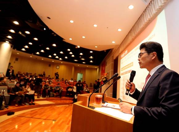 2일 오후 SK텔레콤 이형희 MNO총괄이 CJ헬로비전 인수 및 SK브로드밴드와의 합병을 통한 기대 효과 및 미래 청사진을 발표하고 있다. (사진제공=SK텔레콤)
