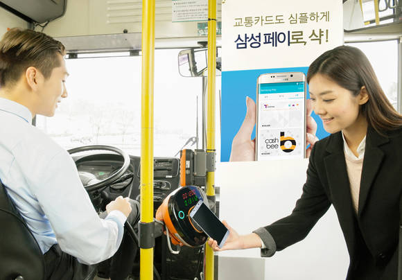 삼성전자 모델이 ‘삼성페이 교통카드 서비스’로 버스에 탑승하고 있다. (사진제공=삼성전자)