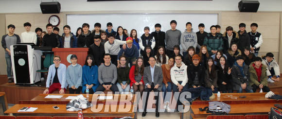앱 공모전에 참여한 ‘기업영어’ 수강생들. (사진=정의식 기자)